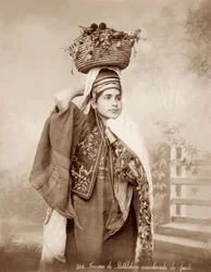 Vrouw met een mand fruit op haar hoofd, c.1867-98